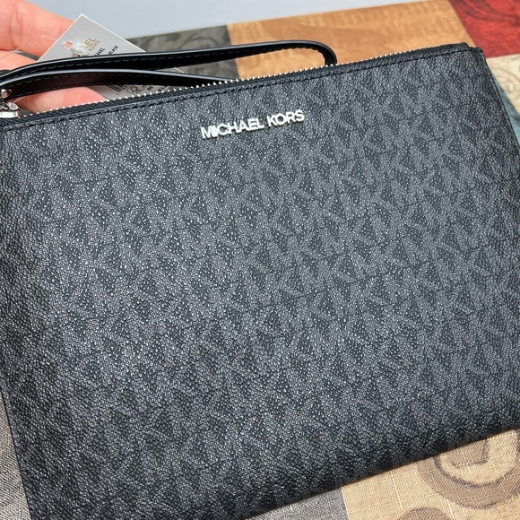 MICHAEL KORS Jet Set Travel XL Leather Wristlet - Picture 2 of 4